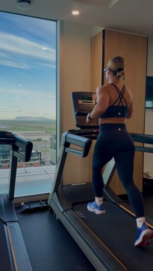 Laurie Doucet Instagram - Pour bien performer et maximiser son plein potentiel, c’est HYPER important d’être bien accompagné. 

Ayant déjà un objectif en tête 😅, je me suis tourné vers @pamela_boucher kinésiologue et spécialiste à la course à pied pour l’analyse de ma technique et le développement d’une structure et d’un plan d’entraînement spécifique.

WATCH ME 🚀