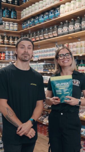 Laurie Doucet Instagram - On te parle un peu plus des produits @upikasports qui sont maintenant disponibles dans tous nos magasins de la province. 

Tu pratiques un sport avec un temps d’effort de plus de 60 minutes et tu aimerais atteindre ton plein potentiel? La consommation de glucides et d’électrolytes te serait grandement bénéfique. 

Tu nous remercieras après! 😉