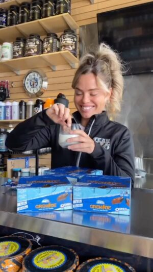 Laurie Doucet Instagram - MAINTENANT DISPONIBLE 🎉

Mets la main sur la nouvelle barre protéinée OREO de Grenade! 🙌🏼

Concoctée avec de vrais Oreo, du cacao Oreo authentique et de la vraie crème OREO à la vanille, cette barre a certainement amené la game des barres protéinées sur une autre coche! 🔥 🤯

21 g de protéines
1g de sucre

Tu en deviendras accro! 😏

👉Lien dans la bio.