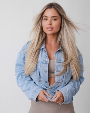 Laurie Doucet Instagram - Busy being a better person, busy achieving my goals. 💪🏼 

📸 @valarochephotographie 
👩‍🦳 @kellyextensions