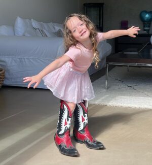 Laurie Marquet Instagram - Happiest birthday Jackie !
4 ans que tu fais le bonheur de maman, je t’aime si fort mon soleil, mon trésor, my favorite person, dancer, singer, comic.
Tu nous fais mourir de rire, tu es tellement mignonne, douce et si gentille !
Je t’aime je t’aime je t’aime 
Je serais toujours toujours à tes côtés mon bébé que j’aime ❤️