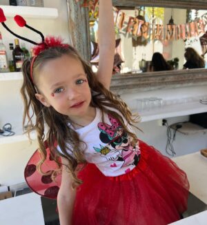 Laurie Marquet Instagram - Happiest birthday Jackie !
4 ans que tu fais le bonheur de maman, je t’aime si fort mon soleil, mon trésor, my favorite person, dancer, singer, comic.
Tu nous fais mourir de rire, tu es tellement mignonne, douce et si gentille !
Je t’aime je t’aime je t’aime 
Je serais toujours toujours à tes côtés mon bébé que j’aime ❤️