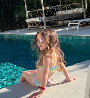 Laurie Marquet Instagram - Happiest birthday Jackie !
4 ans que tu fais le bonheur de maman, je t’aime si fort mon soleil, mon trésor, my favorite person, dancer, singer, comic.
Tu nous fais mourir de rire, tu es tellement mignonne, douce et si gentille !
Je t’aime je t’aime je t’aime 
Je serais toujours toujours à tes côtés mon bébé que j’aime ❤️