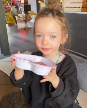 Laurie Marquet Instagram - Happiest birthday Jackie !
4 ans que tu fais le bonheur de maman, je t’aime si fort mon soleil, mon trésor, my favorite person, dancer, singer, comic.
Tu nous fais mourir de rire, tu es tellement mignonne, douce et si gentille !
Je t’aime je t’aime je t’aime 
Je serais toujours toujours à tes côtés mon bébé que j’aime ❤️