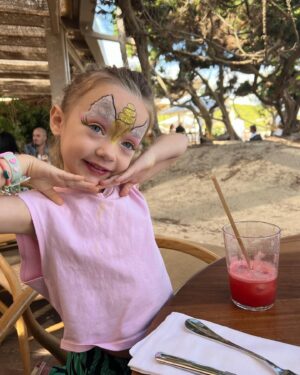 Laurie Marquet Instagram - Happiest birthday Jackie !
4 ans que tu fais le bonheur de maman, je t’aime si fort mon soleil, mon trésor, my favorite person, dancer, singer, comic.
Tu nous fais mourir de rire, tu es tellement mignonne, douce et si gentille !
Je t’aime je t’aime je t’aime 
Je serais toujours toujours à tes côtés mon bébé que j’aime ❤️