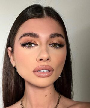 Laurie Marquet Instagram - Never seen my face with that much make up.. What do you guys think ?
💄Make up by @slayleess