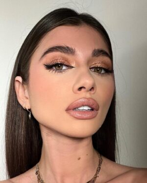 Laurie Marquet Instagram - Never seen my face with that much make up.. What do you guys think ?
💄Make up by @slayleess