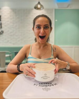 Lavina Tandon Instagram - Unboxing Happiness 🖤

#picoftheday 
#loveforfood 
#notadessertperson 
#butlovethisone 
#magnolia 
#tresleches 
#happiness 
#foodporn