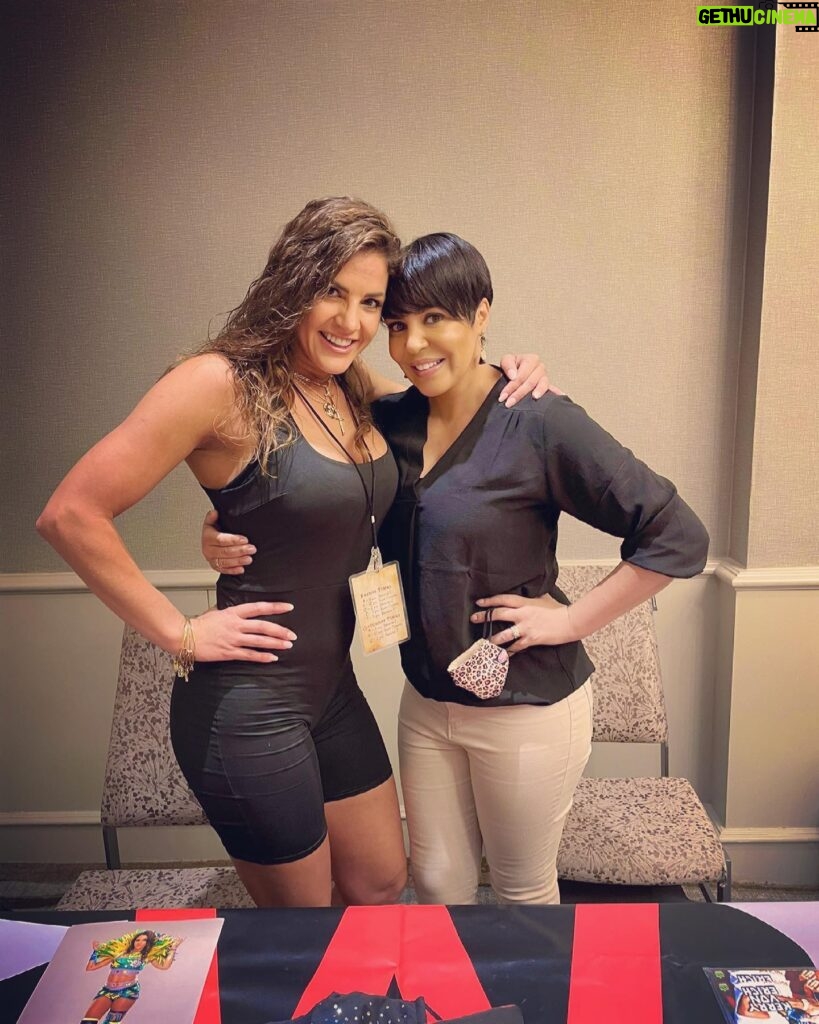 Layla El Instagram - So great hanging out with Christi Jaynes @officialwrestlecon today and I am excited for tomorrow. Come on and say Hi 💋