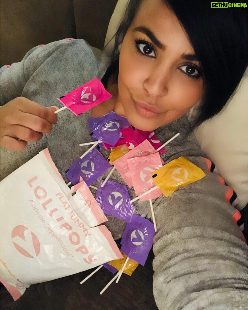 Layla El Instagram - Finally got my hands on these @flattummyco pops and I’m ready to put them to the test. Satisfying my hunger with a guilt-free lollipop? Yes please 🙌 You know lollipops are my fav and now I can eat guilt free 😘