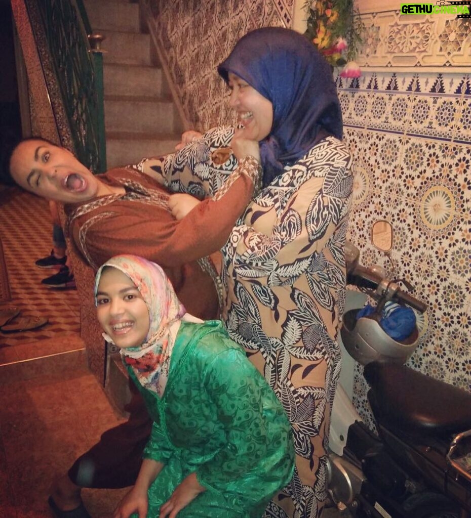 Layla El Instagram - We can't even take a picture together peacefully!! Rabab started it! I promise I was behaving myself. Sisterly love ❤️. #fam #moroccan #laughing