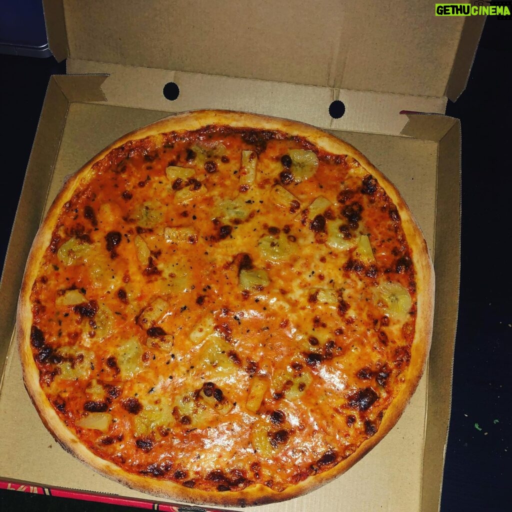 Layla El Instagram - Lea just ordered me banana pizza (Swedish special) I’m going to give it a try FYI you have to pay extra to have the pizza sliced in Sweden 🇸🇪 I wish I knew that before hand.