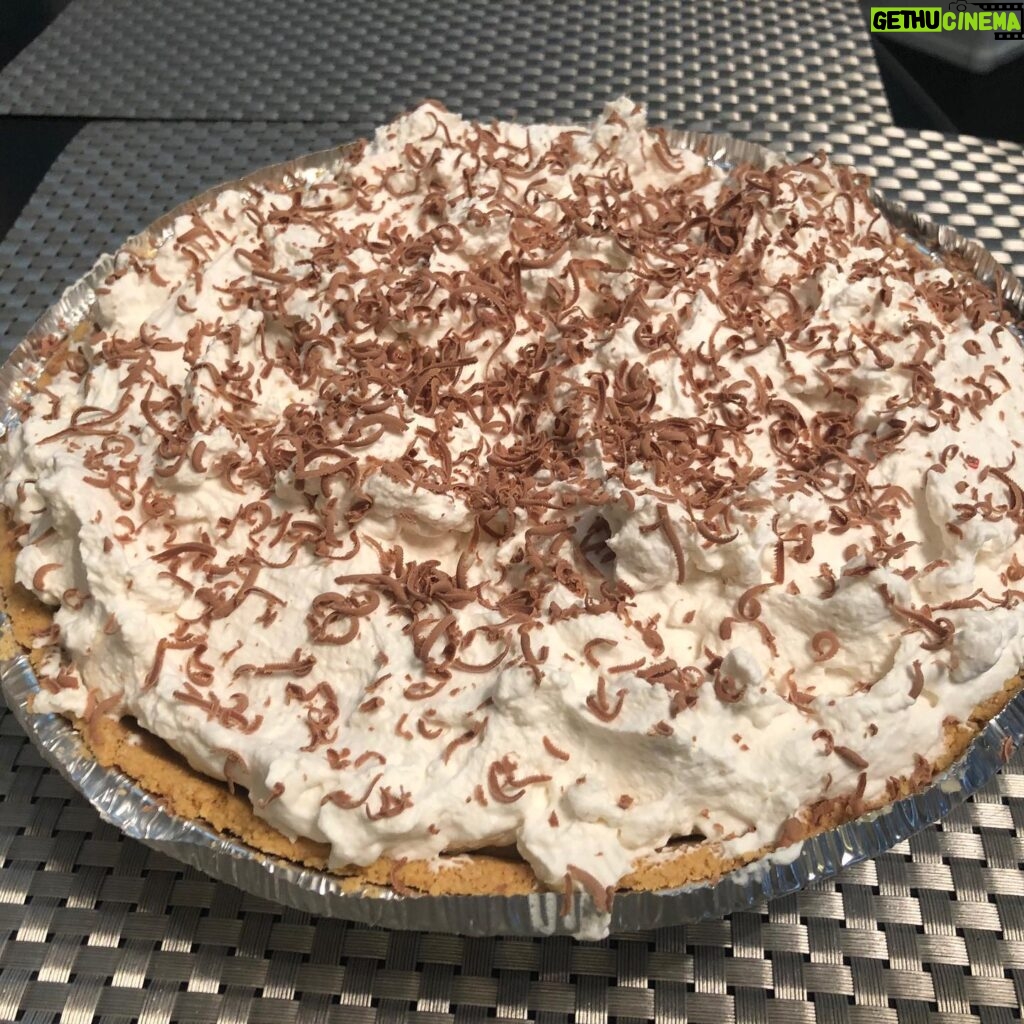 Layla El Instagram - One of my languages of love is cooking I made this Homemade banoffee pie if you have never tried or heard of this pie you are def missing out. Graham cracker crust fresh made caramel bananas fresh whip cream and chocolate yummy!! #britishbaking #cooking