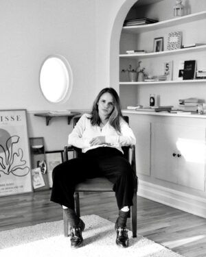 Léa Clermont-Dion Instagram - Formidablement choyée de maintenant faire partie de l'écurie du @lechevaldaout (comme autrice) ❤️ Quelques manigances en cours et nous vous reviendrons avec un premier opus achevé plus tard cette année. Pour l'occasion, @andreturpin m'a gentiment tiré le portrait qui réprésente avec une certaine précision mon mood ces jours-ci. Cette nouvelle aventure littéraire est grisante 📕 ✏️
