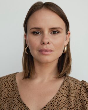 Léa Clermont-Dion Instagram - Bonjour! Nous sommes fébriles de vous présenter Porter plainte. Merci à l'équipe exceptionnelle du @lechevaldaout (Geneviève Thibault, éditrice unique,  et @aimeeecrit , réviseure chevronnée) pour l'accompagnement indéfectible. 

Voici le communiqué:
La rentrée littéraire s’amorce avec force et courage au Cheval d’août. À dix-sept ans, Léa Clermont-Dion est agressée sexuellement par son patron. En 2017, elle décide de dénoncer l’agresseur et de le poursuivre en justice. Durant les cinq années qui mèneront au procès, elle consignera son expérience dans son journal. 
Remarquable de vérité, racontée au « je » mais traversée par une multitude de voix et la volonté farouche de faire œuvre utile, sa déposition témoigne des luttes des victimes de crimes sexuels qui se réapproprient la parole qui leur a été confisquée. 
Ce sera un grand privilège de vous offrir le récit de PORTER PLAINTE. En libraire le 24 octobre.

EXTRAIT
L’accusé et sa famille ont pris place dans la salle. La tête haute, l’air faussement assuré, j’avance jusqu’à la barre des témoins. J’ai mal au cœur. Le voir là, calepin en main. Ma colère et ma tristesse sont indescriptibles.
Je devrai me tenir debout et répondre clairement, tournée vers le juge, aux questions du procureur et des avocats de la défense. Je resterai debout trois jours durant. Il ne faudra pas parler trop fort ni trop doucement, ni m’éterniser sur les détails, mais me montrer polie. Sur un écran géant installé en bordure de la salle d’audience, je note la présence par vidéoconférence d’à peu près tous les journalistes judiciaires des grands médias du Québec. Eux aussi vont me juger.
Puis la greffière dit : « Veuillez lever la main droite, s’il vous plaît, je vais vous assermenter. Votre nom ? »

RELATIONS DE PRESSE
Annie Tremblay : anniet@rpcat.com

Image de couverture : Odette Lefebvre

Photographe hors pair: @latour_justine 
MUA précieux: @creationstylemontreal