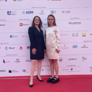Léa Clermont-Dion Instagram - Ciao Roma. Énormément d'efforts pour y arriver. Mine de rien, ce fut un automne extrêmement chargé avec la promotion de @backlashfilm et Janette et filles. Cette petite escapade fut formidablement inspirante avec ma superbe complice @guylainemaroist. Merci encore @alicenellacitta @laruellefilms @casainternazionaledonne  et @fabiabettini21 pour ce voyage inoubliable. Grazie mile. xx
