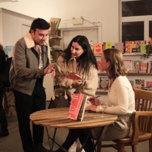 Léa Clermont-Dion Instagram - Quelle magnifique soirée. J’en demeure encore sans mot. Merci à Geneviève Thibault, éditrice remarquable au @lechevaldaout et superbe de cœur et de tête, à @aimeeecrit et Marie Saur, indispensables yeux de lynx. Merci Gianluca, mes amies, ma mère, @tremblayannie. 
La philosophe Françoise Collin pense qu’une communauté de femmes ne se définit pas, elle s’écrit. Vous m’avez
conféré le pouvoir d’écrire. Je vous remercie pour votre
force, votre résilience, votre solidarité. Merci à toutes les lectrices et les lecteurs présent.es. Vous êtes incroyables.
Porter plainte est disponible dans toutes les librairies du Québec. @les_libraires 
XOX
Crédit photo portrait: @latour_justine 
Crédit photo soirée: William Cyr
Mua: @creationstylemontreal
@unlivreasoimtl