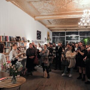 Léa Clermont-Dion Instagram - Quelle magnifique soirée. J’en demeure encore sans mot. Merci à Geneviève Thibault, éditrice remarquable au @lechevaldaout et superbe de cœur et de tête, à @aimeeecrit et Marie Saur, indispensables yeux de lynx. Merci Gianluca, mes amies, ma mère, @tremblayannie. 
La philosophe Françoise Collin pense qu’une communauté de femmes ne se définit pas, elle s’écrit. Vous m’avez
conféré le pouvoir d’écrire. Je vous remercie pour votre
force, votre résilience, votre solidarité. Merci à toutes les lectrices et les lecteurs présent.es. Vous êtes incroyables.
Porter plainte est disponible dans toutes les librairies du Québec. @les_libraires 
XOX
Crédit photo portrait: @latour_justine 
Crédit photo soirée: William Cyr
Mua: @creationstylemontreal
@unlivreasoimtl