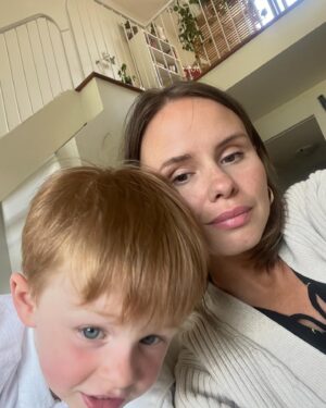 Léa Clermont-Dion Instagram - Aujourd'hui, j'ai 33 ans. L'âge du Christ, dit-on. Je ne crois pas en grand chose sauf en la vie. Et justement, je la célèbre. Chaque jour, je me compte chanceuse d'être en santé. Je pense à mes amis disparus cette année et ça me fait réaliser toute la chance que j'ai. Je suis libre d'être là.

 L'âge est une date qui permet d'établir avec certitude le temps qui défile. Il y a un an, mon corps me lâchait.  Signal d'alarme pour me rappeler que le stress et l'anxiété m'empoisonnaient sans que je m'en rende réellement compte. Depuis, j'ai décidé de faire un ménage et d'évacuer ces éléments toxiques de mon quotidien. Je ne dis pas que cela a été un succès, mais j'ai pris la décision d'arrêter de m'en faire. C'est déjà mieux que rien et j'ai pu me remettre en marche. Bref, je suis d'humeur joyeuse en ce jour d'anniversaire 🎉

P.S  J'ai lu comme vous peut-être cette fameuse liste émise par L'actualité. Les 100 personnes les plus influentes au Québec, peut-on lire. J'ai vu mon nom. Ça m'a fait sourire. Puis, j'ai eu un  inconfort en analysant ladite liste.  Martine Delvaux l'a bien étayé dans Le boy's club. J'en conclus notamment que les personnes en position de pouvoir dans notre société sont encore et toujours des hommes blancs privilégiés. Les sphères décisionnelles ne sont pas le reflet de la diversité de notre monde ce qui est particulièrement préoccupant, voire lamentable. Peut-être aussi que le dossier a un problème de métho en présentant certains biais? Je ne peux dire.