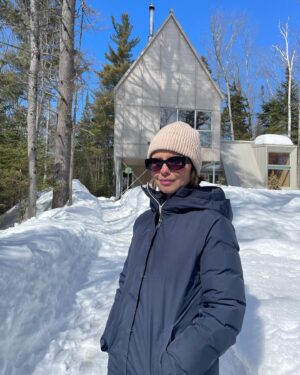 Léa Clermont-Dion Instagram - Merci @beside_habitat pour cette épatante résidence d’écriture. Le printemps scintillait et ce fut un séjour plein de rebondissements dont ma découverte insoupçonnée de la dendrophilie. C’est sans aucun doute un lieu pour créer. @dellamontagna et moi en avons profité allègrement puisque nous travaillons à notre premier long-métrage de fiction. 

La citation cachée est de Deborah Levy et se trouve à la toute fin de Mise en forme, livre magnifique de Mikella Nicol, qui paraîtra au @lechevaldaout.