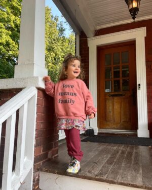 Léa Clermont-Dion Instagram - Je t'aime ma puce, tu m'éblouis tous les jours. Tu es épatante. 3 ans pour notre Nina. Je ne sais pas si je vais m'en remettre: le temps file à toute allure. 😍🎉