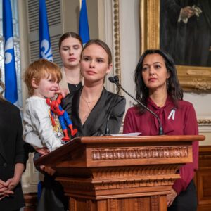Léa Clermont-Dion Instagram - C'est un fait. Le droit de parole des femmes est plus menacé que jamais. Mais il est possible d'agir, ensemble. Ce matin, avec Guylaine Maroist, coréalisatrice de Je vous salue salope et Laurence Gratton, intervenante du film qui a subi un cyberharcèlement immonde, nous nous sommes rendues à l’Assemblée Nationale du Québec pour déposer une pétition afin de contrer les cyberviolences faites aux femmes. Appuyées par les trois partis d’opposition représentés par Ruba Ghazal et Joël Arseneau, nous avons des revendications concrètes pour le gouvernement. Parmi celles-ci, l'adoption d'une formation obligatoire sur les cyberviolences pour les corps policiers au Québec.

Il faut agir, urgemment. Messieurs François Bonnardel, Simon Jolin-Barrette et François Legault, allez-vous agir?

Nous sommes le 5 décembre, la veille de la journée de commémoration des attentats antiféministes de la Polytechnique. Il ne faut pas attendre qu’une autre tragédie de la sorte se reproduise pour agir.
.
.
Merci aux plus de 25 000 signataires pour votre appui.

Merci à Ruba Ghazal (QS) et Joël Arseneau (PQ) pour leur soutien absolument nécessaire, merci aussi à Brigitte Garceau (PLQ) pour son appui.

Merci à Laurence Gratton pour son courage et son ouverture. Et à toutes les femmes qui subissent des invectives et menaces ignobles.

Et merci à ma collègue et chère co-réalisatrice Guylaine Maroist sans qui rien de cela ne serait possible. Merci aussi à toute l'équipe de La Ruelle Films, Geneviève Pigeon à la coordination et particulièrement Marianne Locas pour ce travail d'organisation terrain formidable.

Demain, ne manquez pas JE VOUS SALUE SALOPE qui sera diffusé à 20h00 à Radio-Canada.

Pour signer : www.change.org/p/stop-les-cyberviolences

#stoplescyberviolences #jevoussaluesalope #backlashfilm

P.S Oui, bébé gnocchi était très fébrile de m'accompagner à l'Assemblée nationale qu'il a qualifiée de «château». 🤪Il est resté calme lors du point de presse. Les journalistes de la colline pourront confirmer 😍