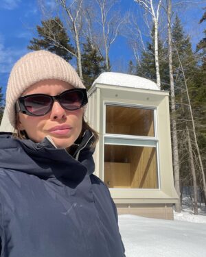 Léa Clermont-Dion Instagram - Merci @beside_habitat pour cette épatante résidence d’écriture. Le printemps scintillait et ce fut un séjour plein de rebondissements dont ma découverte insoupçonnée de la dendrophilie. C’est sans aucun doute un lieu pour créer. @dellamontagna et moi en avons profité allègrement puisque nous travaillons à notre premier long-métrage de fiction. 

La citation cachée est de Deborah Levy et se trouve à la toute fin de Mise en forme, livre magnifique de Mikella Nicol, qui paraîtra au @lechevaldaout.