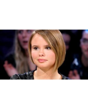 Léa Clermont-Dion Instagram - Tout le monde en parle a 20 ans. Moi, j’en avais 18 ans quand tout a déboulé. Octobre 2009. Cette invitation inattendue à la Messe du dimanche pour parler du lancement de la Charte québécoise pour une image corporelle saine et diversifiée restera gravée à ma mémoire. Je me rappelle du trac, des mains moites, de l’insouciance, de la chanson Dans mon corps des Trois Accords lors de mon catwalk et l’adrénaline folle qui m’habitait. Je peux dire aujourd’hui à quel point cette entrevue avec @guyalepage a changé ma vie. TLMEP a donné l’élan à des milliers d’inconnus de faire entendre leurs voix et leurs idées.  Ce soir-là, il faisait gris et moche, mais mon coeur était joyeux, car cet entretien m’a donné l’énergie pour continuer à être ce que j’avais envie d’être, sans concession aucune. Merci Guy A, @guillaume_lesperance et toute l’équipe pour toutes ces années de télévision. Très hâte d’écouter la 500e ce soir à laquelle j’ai eu la chance de participer. C’est vertigineux de constater à quel point le temps file à toute allure. La preuve? J’ai presque perdu ma baby face et les «jeunes» m’appellent Madame.

Swipe à droite pour voir mini-moi avec un piercing dans la lèvre et une coupe emo non-assumée.

Merci pour la face @nadia_blouin et le cheveu swell @andrew.gilbertt !

@off_tlmep ce soir 20h sur @icircpremiere !

Photo de plateau @kaduf