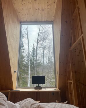 Léa Clermont-Dion Instagram - Merci @beside_habitat pour cette épatante résidence d’écriture. Le printemps scintillait et ce fut un séjour plein de rebondissements dont ma découverte insoupçonnée de la dendrophilie. C’est sans aucun doute un lieu pour créer. @dellamontagna et moi en avons profité allègrement puisque nous travaillons à notre premier long-métrage de fiction. 

La citation cachée est de Deborah Levy et se trouve à la toute fin de Mise en forme, livre magnifique de Mikella Nicol, qui paraîtra au @lechevaldaout.