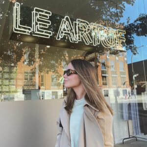 Léa Clermont-Dion Instagram - Mood "c'est la fin du monde, l'Italie est menée par une leader postfasciste, la planète est malade, merde j'ai pas acheté de lait, mais la brise de septembre est douce sur mon visage (mon petit changement capillaire me rend d'humeur allègre) et les derniers sondages me donnent espoir pour les élections du 3 octobre " 🫠