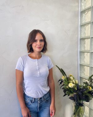 Léa Clermont-Dion Instagram - Bonjour ! 🌞 Allez hop la rentrée ✂️ merci @leartof pour la prise de soin capillaire nécessaire 😎@bycamillealexandra