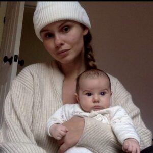 Léa Clermont-Dion Instagram - Il y a deux ans, Nina, tu naissais dans la pénombre d'une chambre d'hôpital, triste et assiégée par la pandémie. On avait la Covid et on ne savait pas trop comment envisager le monde à venir. Toi, tu n'as pas cessé de nous éblouir.  Tu n'as peur de rien. Ta force inébranlable et ton sourire m'émeuvent tous les jours. Petite gnocchi chérie, bonne fête. ❤️