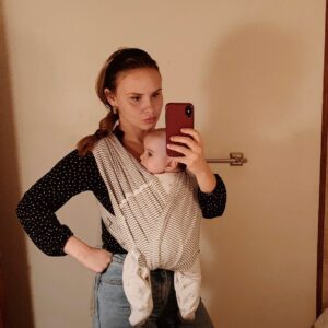 Léa Clermont-Dion Instagram - Il y a deux ans, Nina, tu naissais dans la pénombre d'une chambre d'hôpital, triste et assiégée par la pandémie. On avait la Covid et on ne savait pas trop comment envisager le monde à venir. Toi, tu n'as pas cessé de nous éblouir.  Tu n'as peur de rien. Ta force inébranlable et ton sourire m'émeuvent tous les jours. Petite gnocchi chérie, bonne fête. ❤️