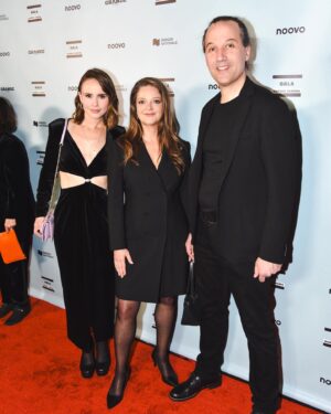 Léa Clermont-Dion Instagram - Superbe soirée au Gala Québec Cinéma! Bien heureuse que Je vous salue salope ait été nommé finaliste pour Meilleure film documentaire. Bravo à toute l'équipe qui a rendu ce projet possible, mais aussi aux protagonistes formidables @grandepaille , Laura, Kiah, Marion, Glen, Donna!  Un an après sa sortie, Je vous salue salope a été présenté dans plus de 26 pays et ça continue. 

Un grand merci aux complices Guylaine Maroist et  Eric Ruel! Merci @pigeon.genevieve ,  Jeremy Poulin, La Ruelle Films, Radio-Canada, la SODEC et Téléfilm Canada pour leur soutien inestimable. 

P.S Aujourd'hui, Matante Dounie est BEN CREVÉE. Hydratez-vous les jeunes. 

Crédit photos 1 et 2 : Sophie Parrot Photo 3: Karine Paradis

Maquillage: @misslala_makeup 
Cheveux: @jonloveshair
