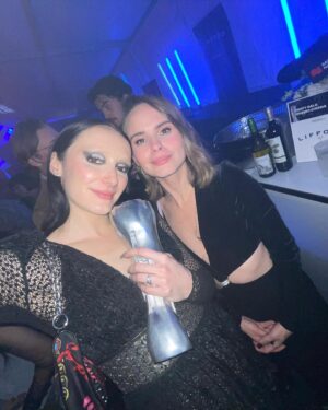 Léa Clermont-Dion Instagram - Superbe soirée au Gala Québec Cinéma! Bien heureuse que Je vous salue salope ait été nommé finaliste pour Meilleure film documentaire. Bravo à toute l'équipe qui a rendu ce projet possible, mais aussi aux protagonistes formidables @grandepaille , Laura, Kiah, Marion, Glen, Donna!  Un an après sa sortie, Je vous salue salope a été présenté dans plus de 26 pays et ça continue. 

Un grand merci aux complices Guylaine Maroist et  Eric Ruel! Merci @pigeon.genevieve ,  Jeremy Poulin, La Ruelle Films, Radio-Canada, la SODEC et Téléfilm Canada pour leur soutien inestimable. 

P.S Aujourd'hui, Matante Dounie est BEN CREVÉE. Hydratez-vous les jeunes. 

Crédit photos 1 et 2 : Sophie Parrot Photo 3: Karine Paradis

Maquillage: @misslala_makeup 
Cheveux: @jonloveshair