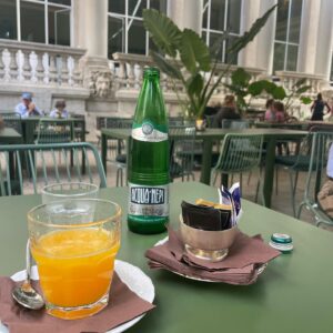 Léa Clermont-Dion Instagram - Ciao Roma. Énormément d'efforts pour y arriver. Mine de rien, ce fut un automne extrêmement chargé avec la promotion de @backlashfilm et Janette et filles. Cette petite escapade fut formidablement inspirante avec ma superbe complice @guylainemaroist. Merci encore @alicenellacitta @laruellefilms @casainternazionaledonne  et @fabiabettini21 pour ce voyage inoubliable. Grazie mile. xx