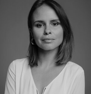 Léa Clermont-Dion Instagram - Quelle magnifique soirée. J’en demeure encore sans mot. Merci à Geneviève Thibault, éditrice remarquable au @lechevaldaout et superbe de cœur et de tête, à @aimeeecrit et Marie Saur, indispensables yeux de lynx. Merci Gianluca, mes amies, ma mère, @tremblayannie. 
La philosophe Françoise Collin pense qu’une communauté de femmes ne se définit pas, elle s’écrit. Vous m’avez
conféré le pouvoir d’écrire. Je vous remercie pour votre
force, votre résilience, votre solidarité. Merci à toutes les lectrices et les lecteurs présent.es. Vous êtes incroyables.
Porter plainte est disponible dans toutes les librairies du Québec. @les_libraires 
XOX
Crédit photo portrait: @latour_justine 
Crédit photo soirée: William Cyr
Mua: @creationstylemontreal
@unlivreasoimtl