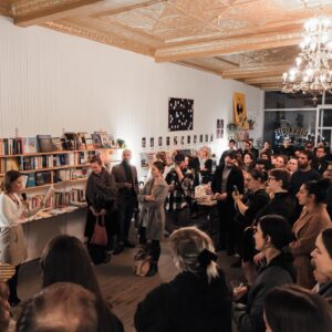 Léa Clermont-Dion Instagram - Quelle magnifique soirée. J’en demeure encore sans mot. Merci à Geneviève Thibault, éditrice remarquable au @lechevaldaout et superbe de cœur et de tête, à @aimeeecrit et Marie Saur, indispensables yeux de lynx. Merci Gianluca, mes amies, ma mère, @tremblayannie. 
La philosophe Françoise Collin pense qu’une communauté de femmes ne se définit pas, elle s’écrit. Vous m’avez
conféré le pouvoir d’écrire. Je vous remercie pour votre
force, votre résilience, votre solidarité. Merci à toutes les lectrices et les lecteurs présent.es. Vous êtes incroyables.
Porter plainte est disponible dans toutes les librairies du Québec. @les_libraires 
XOX
Crédit photo portrait: @latour_justine 
Crédit photo soirée: William Cyr
Mua: @creationstylemontreal
@unlivreasoimtl