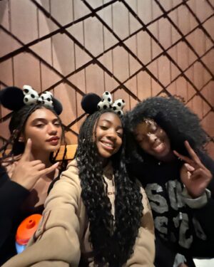 Leah Sava Jeffries Instagram - More disneyyy 🐭🌺🌷🌸 

@walker.scobell @iamcharliebushnell @dior.n.goodjohn @aryansimhadri @daniellejalade