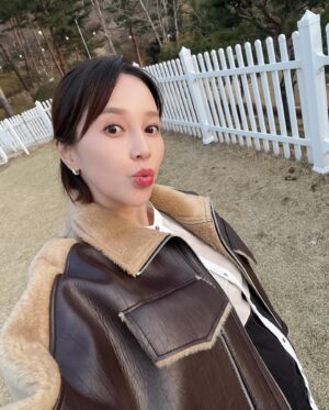 Lee Ayumi Instagram - D-72👶🍼
이렇게 셋이 여유롭게 나들이 갈수있는날도 얼마 안남았구나..👫🐶
시간이 날때마다 후추🐶랑 많~이많이 놀아줘야겠엉🐾

ベビーが産まれたら、こんな風に2人👫 1ワンコ🐶での
ゆっくりデートも当分は難しくなるんだろーなぁ。
時間があるうちにフチュと沢山遊んであげよー。と🐾