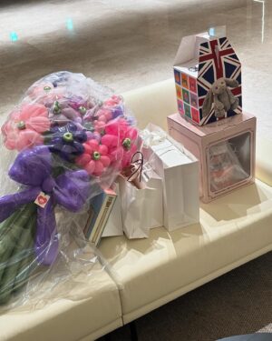 Lee Ayumi Instagram - .
사랑하는 친척동생들이🤍서프라이즈파티 해줬어용🥹 힝..
나 이렇게 사랑 받아도 되? 천사같은 동생들덕에 정말 넘 감동이얌..
정말정말 고마웡🤍 복가지 나와도 나 잊지말아줘.. ㅋㅋㅋㅋㅋㅋㅋ
마지막사진은 선물 푸느라 눈돌아간 아윰마 ㅋㅋ 🤣 #D50

ラブすぎる親戚の妹達🤍サプライズパーティーをしてくれました🤍
こんなに幸せでもいいのかね。。感動が過ぎました。。🥹
本当に有難う🤍ベビーが産まれても、私のコト忘れないでね🤣笑笑
最後の写真は、我を忘れてプレゼントをopenしてる人の図🤪