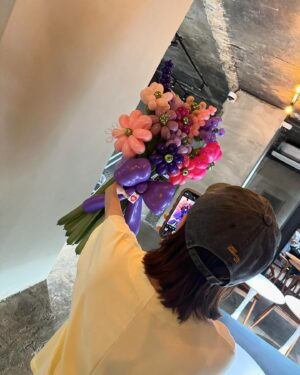 Lee Ayumi Instagram - .
사랑하는 친척동생들이🤍서프라이즈파티 해줬어용🥹 힝..
나 이렇게 사랑 받아도 되? 천사같은 동생들덕에 정말 넘 감동이얌..
정말정말 고마웡🤍 복가지 나와도 나 잊지말아줘.. ㅋㅋㅋㅋㅋㅋㅋ
마지막사진은 선물 푸느라 눈돌아간 아윰마 ㅋㅋ 🤣 #D50

ラブすぎる親戚の妹達🤍サプライズパーティーをしてくれました🤍
こんなに幸せでもいいのかね。。感動が過ぎました。。🥹
本当に有難う🤍ベビーが産まれても、私のコト忘れないでね🤣笑笑
最後の写真は、我を忘れてプレゼントをopenしてる人の図🤪