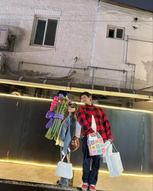 Lee Ayumi Instagram - .
사랑하는 친척동생들이🤍서프라이즈파티 해줬어용🥹 힝..
나 이렇게 사랑 받아도 되? 천사같은 동생들덕에 정말 넘 감동이얌..
정말정말 고마웡🤍 복가지 나와도 나 잊지말아줘.. ㅋㅋㅋㅋㅋㅋㅋ
마지막사진은 선물 푸느라 눈돌아간 아윰마 ㅋㅋ 🤣 #D50

ラブすぎる親戚の妹達🤍サプライズパーティーをしてくれました🤍
こんなに幸せでもいいのかね。。感動が過ぎました。。🥹
本当に有難う🤍ベビーが産まれても、私のコト忘れないでね🤣笑笑
最後の写真は、我を忘れてプレゼントをopenしてる人の図🤪