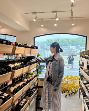 Lee Ayumi Instagram - .
비 오는 주말☂️이지만 오늘도 저는 바쁘게 먹방투어중 ㅋㅋㅋ
두번째 사진은 찐 ”그림에 떡“ 이오…ㅋㅋㅋ 모두 즐주🖤

ソウルは雨の週末ですが☂️
私は、今日も変わらず忙しく食べ歩いております👍
2枚目の写真は、早く飲みたいな🍷の私。笑笑

#D51👶 #복가지맘 💕