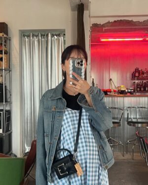 Lee Ayumi Instagram - .
비 오는 주말☂️이지만 오늘도 저는 바쁘게 먹방투어중 ㅋㅋㅋ
두번째 사진은 찐 ”그림에 떡“ 이오…ㅋㅋㅋ 모두 즐주🖤

ソウルは雨の週末ですが☂️
私は、今日も変わらず忙しく食べ歩いております👍
2枚目の写真は、早く飲みたいな🍷の私。笑笑

#D51👶 #복가지맘 💕