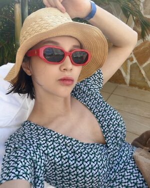 Lee Ayumi Instagram - 이 시기에 야외에서 물놀이를 할수있다는 꿈만같았던 시간🌞
최고 행복했다🥹 지금 시기는 피부가 민감하니 많이 타지않게
더 신경써야해서 어딜가든 몇시든 쿠션을 엔드레스 팡팡팡 ㅋㅋㅋ
남편이 “그만 두둘겨 얼굴에 구멍나겠다…” 며😂 ㅋㅋ
암튼 넘넘 감사하고 행복한 시간이었습니다💕 이제 한국으로~✈️
된장찌개 먹고싶다…

2月に野外プールに入れるという夢のような時間🌴
マタニティー期は、普段よりお肌が敏感なので
日焼け対策には何倍も気をつけました👍
どこに行こうが何時だろうがクッションは欠かせない。
エンドレスにクッションぱんぱんぱん。と叩いてる私をみて
旦那くんが”顔に穴開くよ。”と😂www
とにかく、とても幸せな時間でした🤍 さぁ帰ろう✈️
チゲ鍋食べたい。