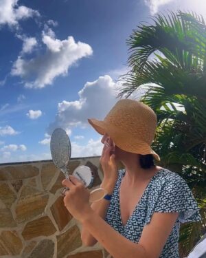 Lee Ayumi Instagram - 이 시기에 야외에서 물놀이를 할수있다는 꿈만같았던 시간🌞
최고 행복했다🥹 지금 시기는 피부가 민감하니 많이 타지않게
더 신경써야해서 어딜가든 몇시든 쿠션을 엔드레스 팡팡팡 ㅋㅋㅋ
남편이 “그만 두둘겨 얼굴에 구멍나겠다…” 며😂 ㅋㅋ
암튼 넘넘 감사하고 행복한 시간이었습니다💕 이제 한국으로~✈️
된장찌개 먹고싶다…

2月に野外プールに入れるという夢のような時間🌴
マタニティー期は、普段よりお肌が敏感なので
日焼け対策には何倍も気をつけました👍
どこに行こうが何時だろうがクッションは欠かせない。
エンドレスにクッションぱんぱんぱん。と叩いてる私をみて
旦那くんが”顔に穴開くよ。”と😂www
とにかく、とても幸せな時間でした🤍 さぁ帰ろう✈️
チゲ鍋食べたい。
