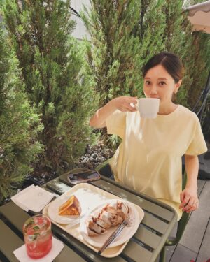 Lee Ayumi Instagram - 하.. 증말….이번 감기.. 지독했다😫
이제 좀 기운이 나서 집근처 빵맛집으로 기분전환 하러 나옴🤍
몸이 아프면 나보다 복가지가 괜찮은지.. 넘 걱정이었어용🥲
약도 못먹고 아무리 식욕없어도 몸에 좋은것 억지로라도 입에 집어넣고
하마처럼 물마시고ㅋㅋㅋ 진짜 제대로 자연치료를 한 느낌😜
다시 한번 느끼는건 진짜진짜 건강이 최고임👍
모두 (예비맘들은 특기나) 환절기엔 감기 진짜진짜 조심하시길🙏💕

はぁ、、今回の風邪なかなかしんどかったー😫
ようやく気力が回復したので、気分転換に近所でお茶しました🤍
体調が悪くなると私よりもベビーに影響がないか心配だった🥲
薬も飲めないし、食欲なくても無理やりにでも体に良い物食べて
カバみたいに水分摂って、、と完全に自然治療を経験した感じです🙏
改めて思うのは、ほーーーんっと健康第一だな👍と。
皆さんも(妊婦さんは特に)季節の変わり目には
体調にくれぐれも気をつけてくださいねん🙏💕