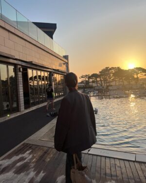 Lee Ayumi Instagram - .
아버님 80th 팔순 생신날~!!!🎂🎉 가족끼리 호캉스 왔습니다~💕
덕분에 저희도 완전 힐링힐링💕참 행복한 시간을 보냈습니당!
항상 든든하고 멋지신 이버님~ 오래오래 간강하시궁 사랑합니당🥰🙏
풍선을 Bridal shower 로 잘못 구매 했지만ㅋㅋㅋ😂😂😂
앞으로도 어머님이랑 신혼처럼 알콩달콩 지내시길~ ㅎㅎㅎ

お義父さんの80thお誕生日っー🎂🎉
家族でホカンスに来ました💕幸せすぎる時間でしたっ😛
いつも私達を優しく心強く見守って下さるお義父さんが大好きです🙏
バルーンをBridal showerと間違えちまったけどw 🤣
いつまでも新婚の様にお義母さんと仲良く元気で長生きして下さい💕