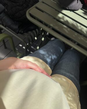 Lee Ayumi Instagram - 하.. 증말….이번 감기.. 지독했다😫
이제 좀 기운이 나서 집근처 빵맛집으로 기분전환 하러 나옴🤍
몸이 아프면 나보다 복가지가 괜찮은지.. 넘 걱정이었어용🥲
약도 못먹고 아무리 식욕없어도 몸에 좋은것 억지로라도 입에 집어넣고
하마처럼 물마시고ㅋㅋㅋ 진짜 제대로 자연치료를 한 느낌😜
다시 한번 느끼는건 진짜진짜 건강이 최고임👍
모두 (예비맘들은 특기나) 환절기엔 감기 진짜진짜 조심하시길🙏💕

はぁ、、今回の風邪なかなかしんどかったー😫
ようやく気力が回復したので、気分転換に近所でお茶しました🤍
体調が悪くなると私よりもベビーに影響がないか心配だった🥲
薬も飲めないし、食欲なくても無理やりにでも体に良い物食べて
カバみたいに水分摂って、、と完全に自然治療を経験した感じです🙏
改めて思うのは、ほーーーんっと健康第一だな👍と。
皆さんも(妊婦さんは特に)季節の変わり目には
体調にくれぐれも気をつけてくださいねん🙏💕